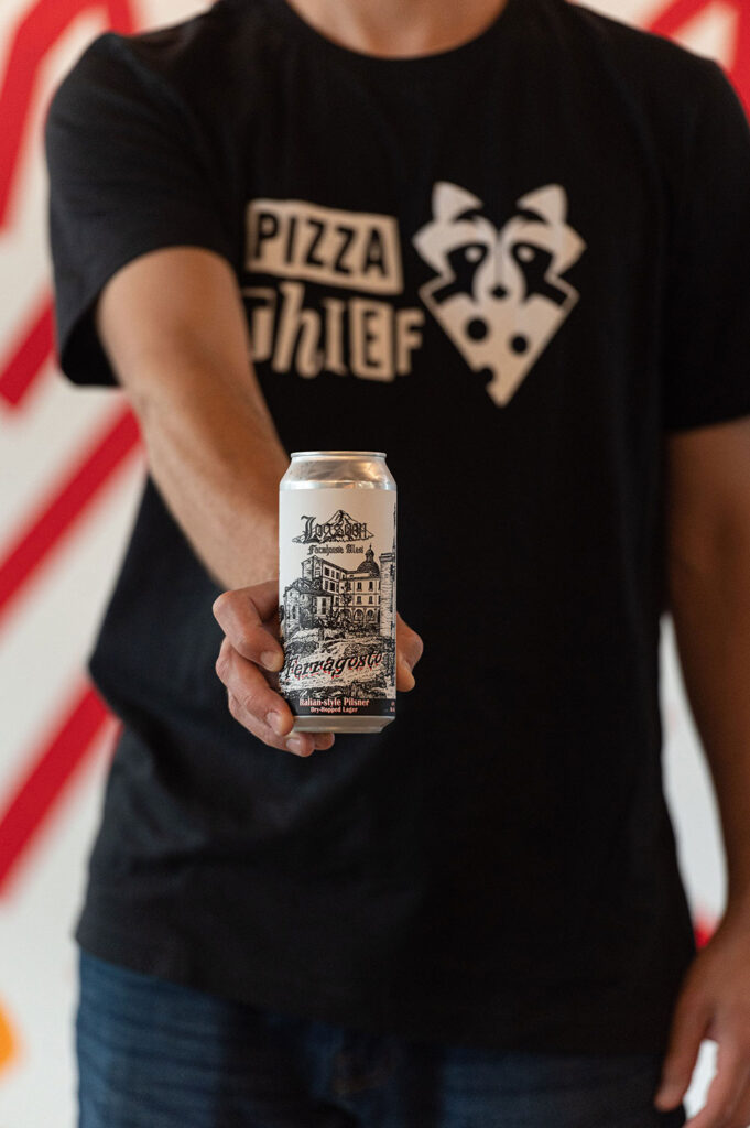 pizza-thief-waiter-holdong-beer